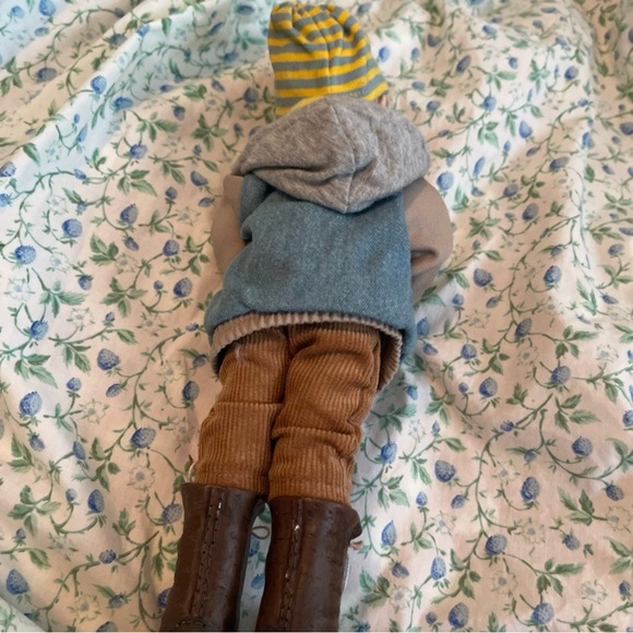 Boyd’s Home Town Bunch Caroler Brady - Picture 5 of 7